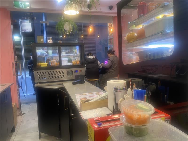 Sang shop take away cách Central station 3 phút đi bộ.
