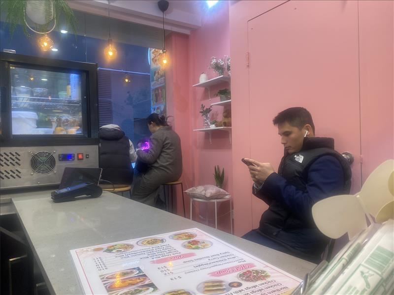 Sang shop take away cách Central station 3 phút đi bộ.