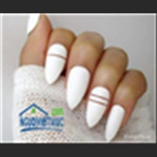 Shop nail mới mở cần gấp thợ nail biết làm bột, sns, tay chân nước, biết waxing nữa thì rất tốt