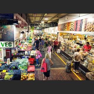 Shop Fruit and Veggies tại Adelaide Central Market tìm bạn nữ thu tiền