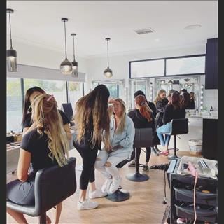 Cần tìm thợ trang điểm và làm tóc làm tại studio ở Belmont