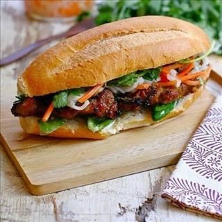 Lò bánh mì kế trạm xe lửa Flemington tuyển cô bán hàng