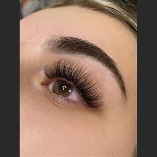 Shop Lashes and Brows cần tìm thợ nối mi Volume tay giỏi