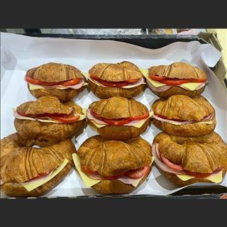Shop takeaway ở city cần người phụ lấy order và làm bánh mì sáng