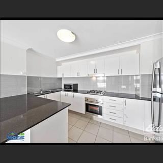 Apartment dư 1 phòng có ban công riêng cho thuê ở Bankstown