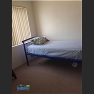 Nhà ở Cloverdale có dư 3 phòng để cho share.