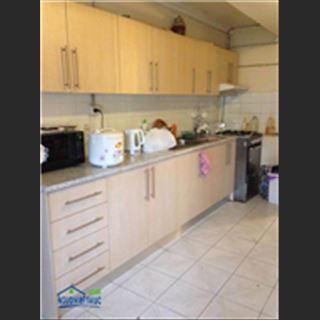 Nhà đẹp , sạch sẽ dư phòng trống đầy đủ ở  Kingsgrove cho share  