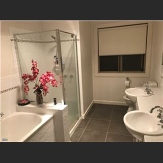 Nhà mới vùng Cairnlea gần Ginifer station còn 1phòng trống cho thuê