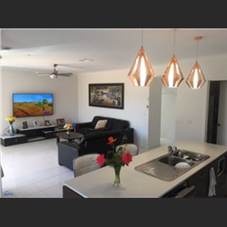 Nhà có phòng cho thuê ở Caroline Springs, Vic