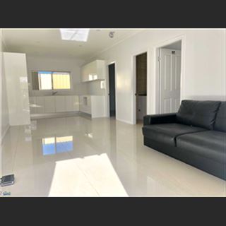 Granny flat gạch mới 2 phòng ngủ ở Yagoona cần cho thuê