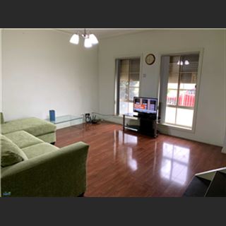 Phòng double rộng rãi, có tủ âm dành cho 2 bạn share với ( girls only)