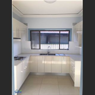 Nhà dư 1 phòng cho share lại, phòng rộng 12m2 và có giường tủ.
