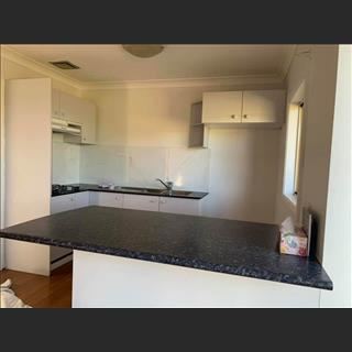 Granny flat 2 phòng cho thuê giá 320$ có 1 máy lạnh , bếp mới
