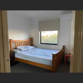 Dư 2 phòng double sát trạm xe lửa Westall Clayton South cho thuê