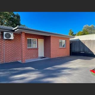 Granny flat mới 3 phòng ngủ vùng Fairfield Heights cho thuê